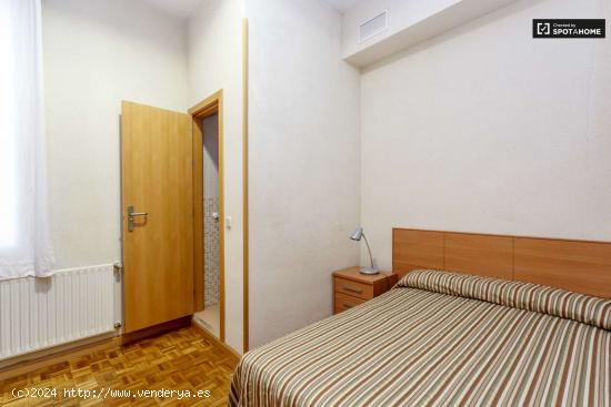  Habitación grande con baño en un apartamento de 12 habitaciones, Atocha - MADRID 