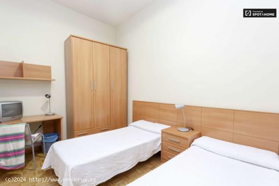  Amplia habitación con baño en el apartamento de 12 habitaciones, Atocha - MADRID 