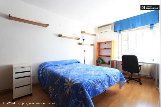  Habitación decorada con una cómoda en el apartamento de 3 dormitorios, Retiro - MADRID 