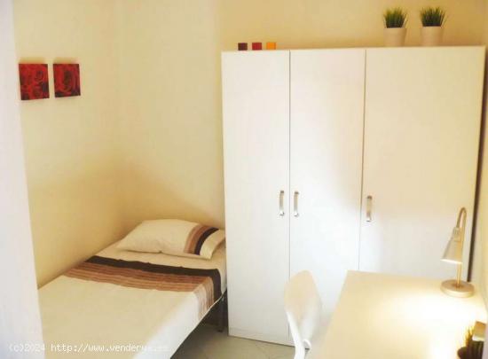  Se alquila habitación con escritorio en un apartamento de 4 dormitorios, Delicias - MADRID 