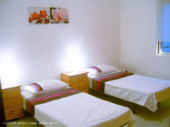  Amplia habitación con cómoda en el apartamento de 3 dormitorios, Carabanchel - MADRID 