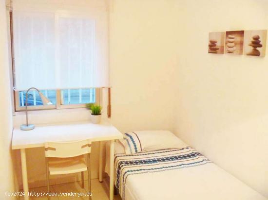  Acogedora habitación con armario independiente en el apartamento de 2 dormitorios, Carabanchel - MA 