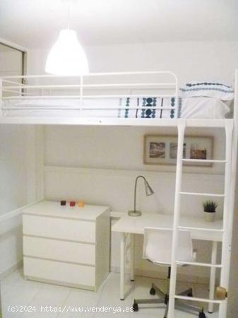  Relajante habitación con armario independiente en el apartamento de 2 dormitorios, Carabanchel - MA 