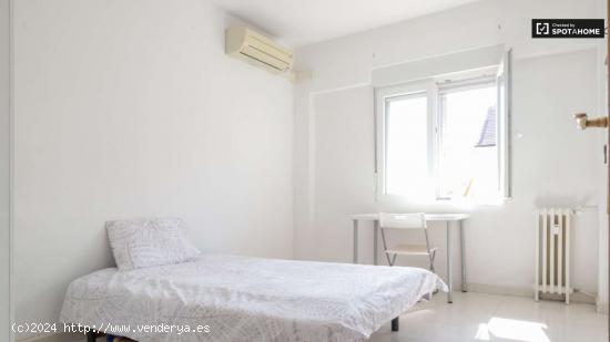  Habitación luminosa en apartamento de 5 dormitorios en Tetuán - MADRID 