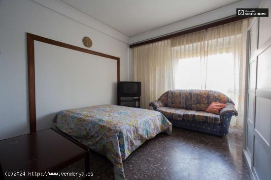  Se alquila habitación ordenada en un apartamento de 7 dormitorios en Quatre Carreres - VALENCIA 