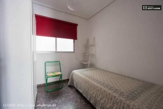  Se alquila habitación amueblada en un apartamento de 7 dormitorios en Quatre Carreres - VALENCIA 