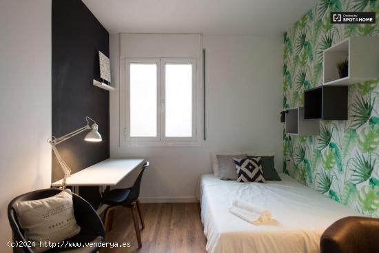  Se alquila habitación en apartamento de 4 dormitorios en Gracia, Barcelona - BARCELONA 