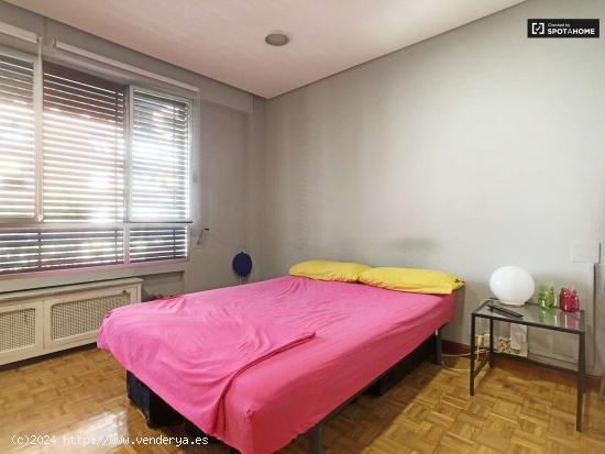  Amplia habitación en alquiler en apartamento de 6 habitaciones en Tetuán - MADRID 
