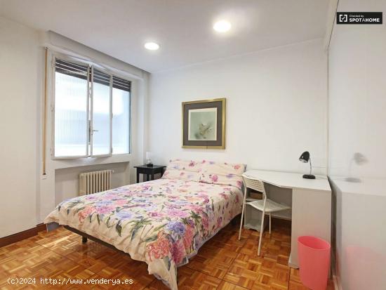  Se alquila habitación luminosa en apartamento de 6 habitaciones en Tetuán - MADRID 