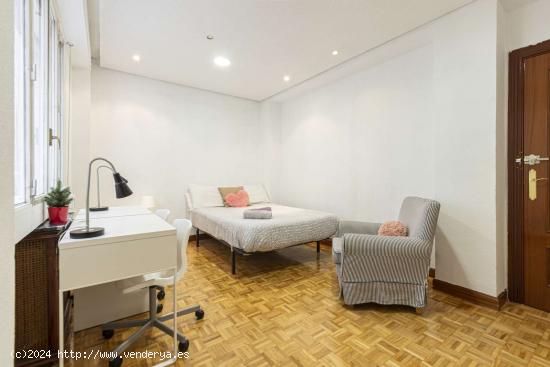  Amplia habitación en un apartamento de 6 dormitorios en Tetuán, Madrid - MADRID 