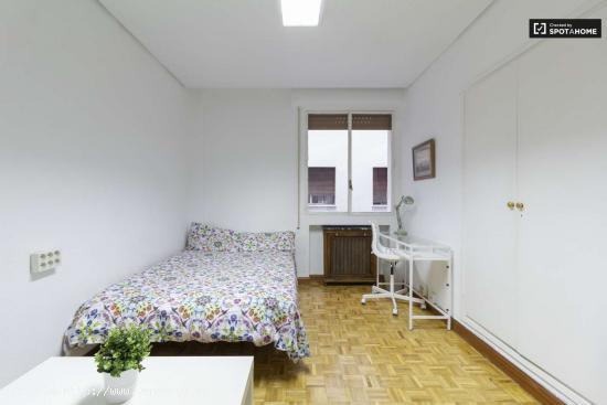  Habitación bien amueblada en alquiler en un apartamento de 6 dormitorios en Tetuán - MADRID 