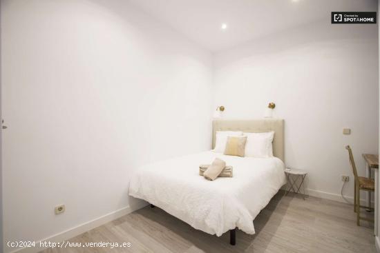  Cómoda habitación en alquiler en un apartamento de 3 dormitorios recientemente renovado - MADRID 