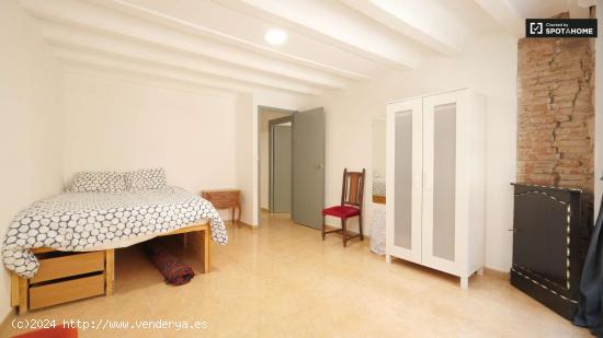  Amplia habitación en alquiler en apartamento de 5 dormitorios en El Raval - BARCELONA 