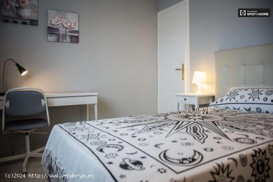 Habitación luminosa en apartamento de 3 dormitorios en Horta-Guinardó - BARCELONA 