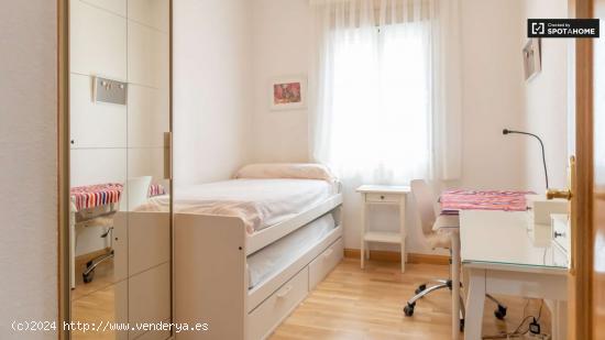  Se alquila habitación en apartamento de 4 dormitorios en Delicias - MADRID 