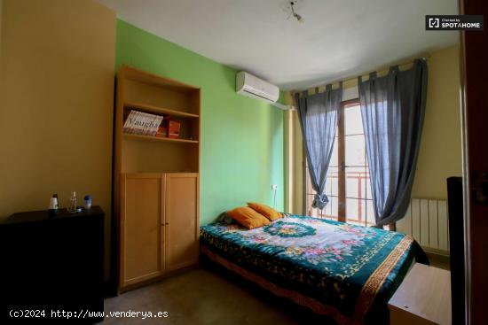  Amplia habitación en apartamento de 3 dormitorios en Campanar. - VALENCIA 