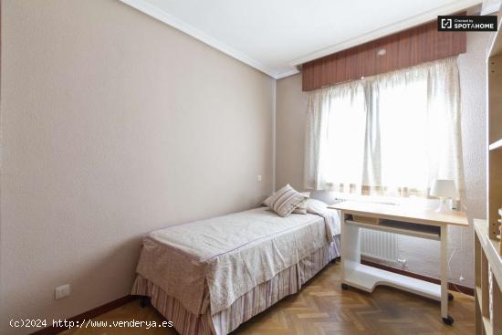  Acogedora habitación en apartamento de 3 dormitorios en Moratalaz, Madrid - MADRID 