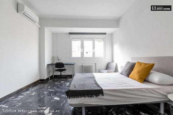  Habitación luminosa en un apartamento de 8 habitaciones en Ciutat Vella - VALENCIA 