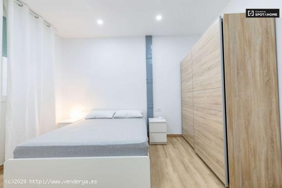  Cómoda habitación en alquiler en apartamento de 4 dormitorios en Ciutat Vella - VALENCIA 