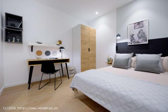  Amplia habitación en alquiler en apartamento de 7 dormitorios en Quatre Carreres - VALENCIA 
