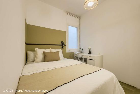 Se alquila habitación en piso de 6 habitaciones en Barcelona - BARCELONA 