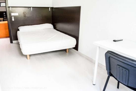  Habitación luminosa en alquiler en apartamento de 6 dormitorios en Algirós - VALENCIA 
