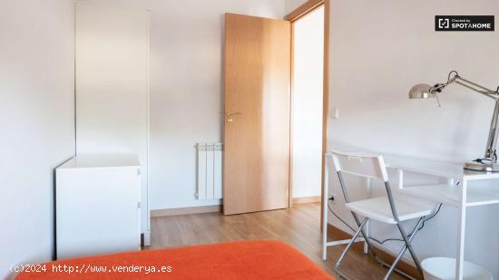  Se alquila habitación ordenada en apartamento de 3 dormitorios en Hortaleza - MADRID 