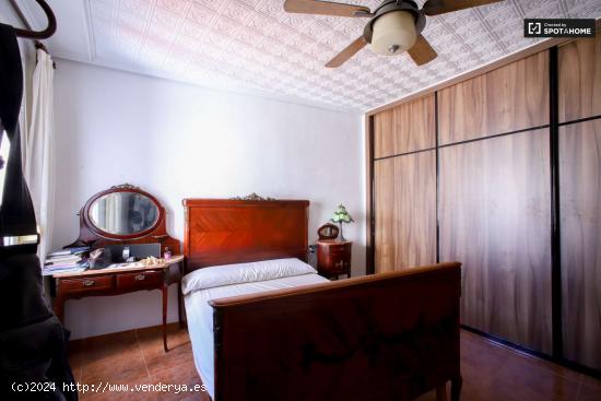  Amplia habitación en alquiler en apartamento de 3 dormitorios en Extramurs - VALENCIA 