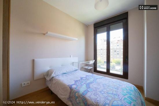  Se alquila gran habitación en apartamento de 3 dormitorios en Villa de Vallecas - MADRID 
