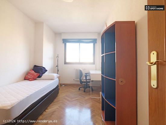  Se alquila gran habitación en apartamento de 3 dormitorios en San Blas - MADRID 