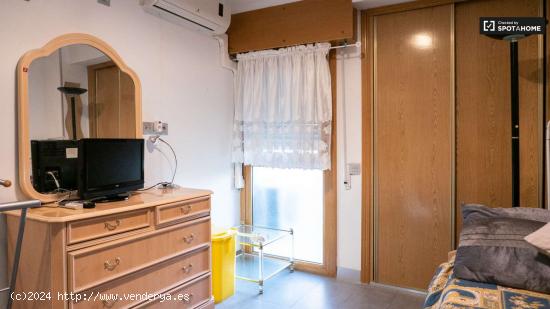  Se alquila habitación hogareña en apartamento de 3 dormitorios en Moratalaz - MADRID 