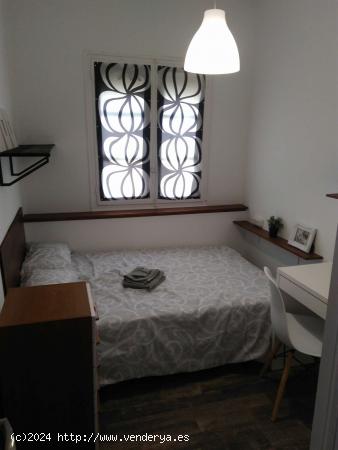  Se alquila habitación amueblada en apartamento de 2 dormitorios, cerca del estadio de Mestalla en A 