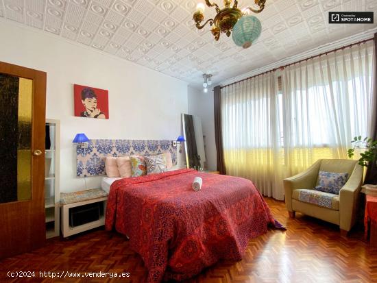  Se alquila habitación en apartamento de 5 dormitorios en Extramurs, Valencia. - VALENCIA 