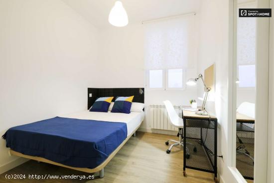  Se alquila habitación en piso de 5 habitaciones en Chueca - MADRID 