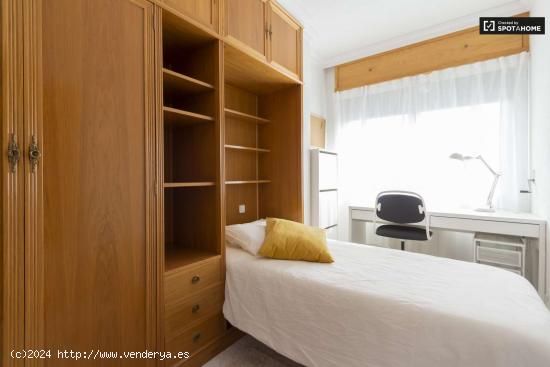  Se alquila habitación luminosa en piso de 3 dormitorios, ideal para estudiantes, en Puerta del Áng 