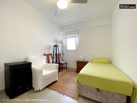  Se alquila habitación en apartamento de 2 dormitorios con casero en Patraix - VALENCIA 