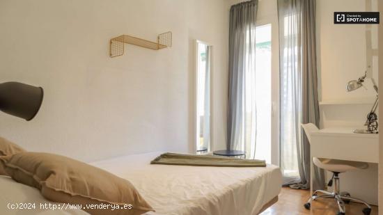  Se alquila habitación en piso de 8 habitaciones en Azca, Madrid - MADRID 