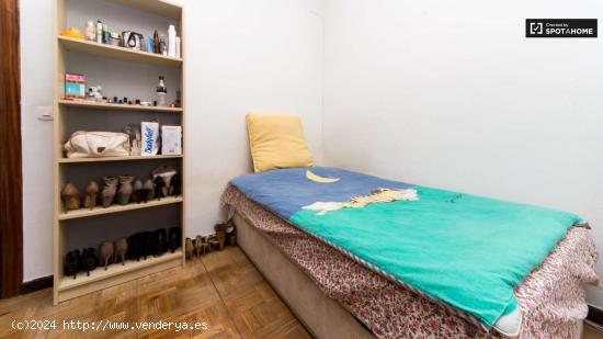  Cómoda habitación con tv en el apartamento de 5 habitaciones, Salamanca. - MADRID 