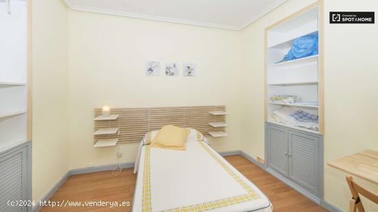  Habitación amplia con armario empotrado en un apartamento de 4 dormitorios, Salamanca - MADRID 