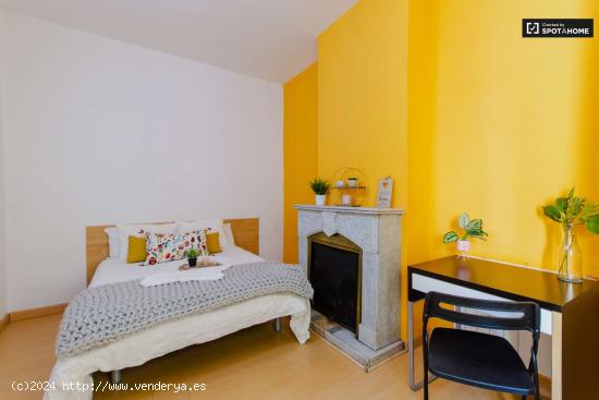  Amplia habitación con balcón en un apartamento de 8 habitaciones, La Latina - MADRID 