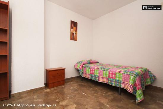 Amplia habitación con estantería en piso compartido, Los Pajaritos - GRANADA 
