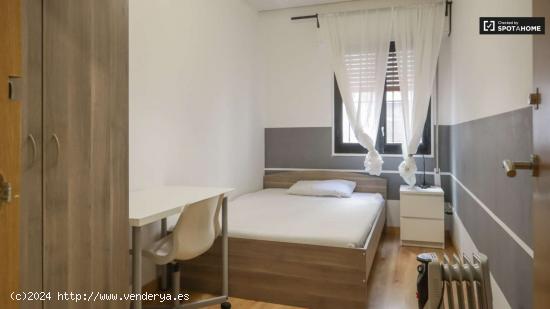  ¡Habitaciones en alquiler en un piso de 7 habitaciones en Madrid! - MADRID 