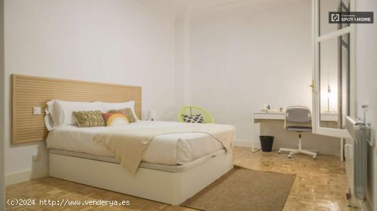  Se alquila habitación en piso de 6 dormitorios en Arapiles - MADRID 