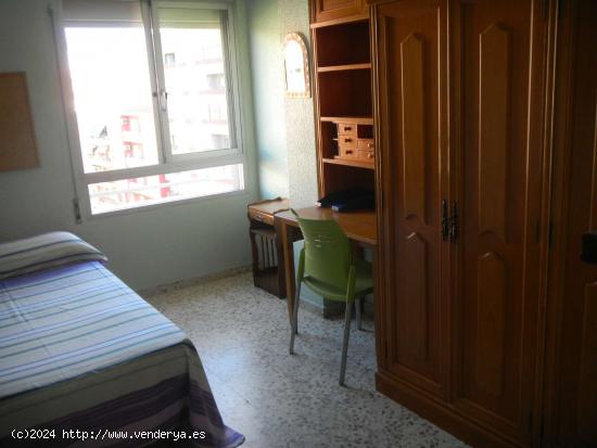  Se alquila habitación en piso de 5 dormitorios en Valencia - VALENCIA 