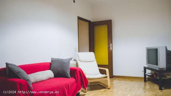  ¡Habitaciones en alquiler en un apartamento de 5 habitaciones en Madrid! - MADRID 