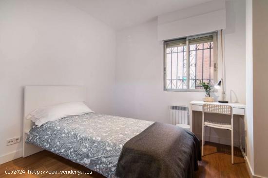  Alquiler de habitaciones en apartamento de 6 dormitorios en Pacífico, Madrid - MADRID 