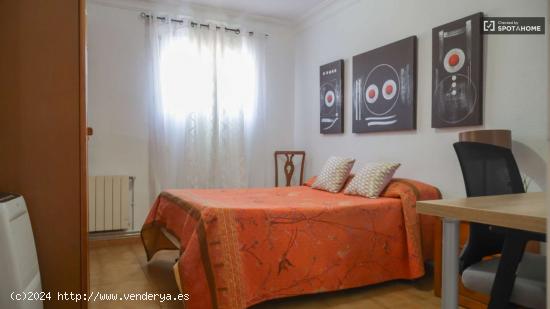  Se alquila habitación en piso de 3 habitaciones en Puerta Del Angel, Madrid - MADRID 