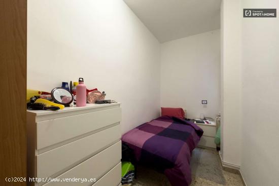  Alquiler de habitaciones en piso de 3 habitaciones en El Camp De L'Arpa Del Clot - BARCELONA 