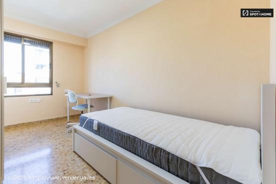  Habitación luminosa en alquiler en apartamento de 3 dormitorios, Benimaclet - VALENCIA 