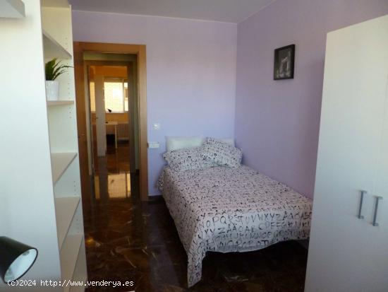 Alquiler de habitaciones en apartamento de 5 dormitorios en Parque De Roma - ZARAGOZA 